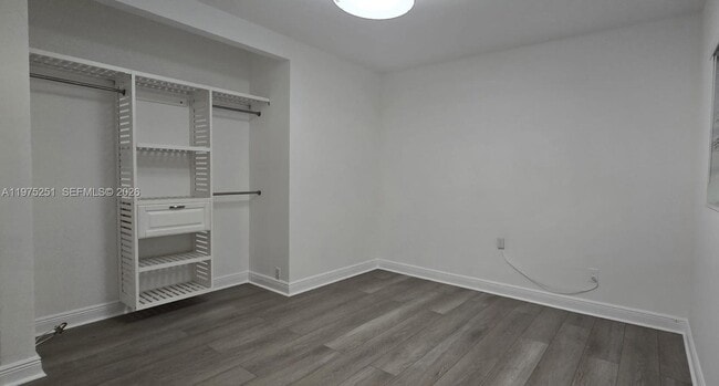 Building Photo - 10110 W Bay Harbor Dr