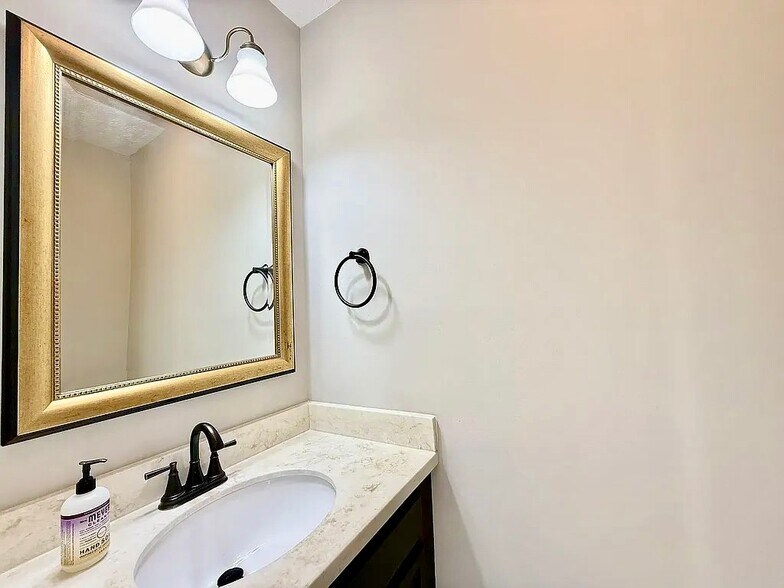 Building Photo - 4013 Heather Ct NW
