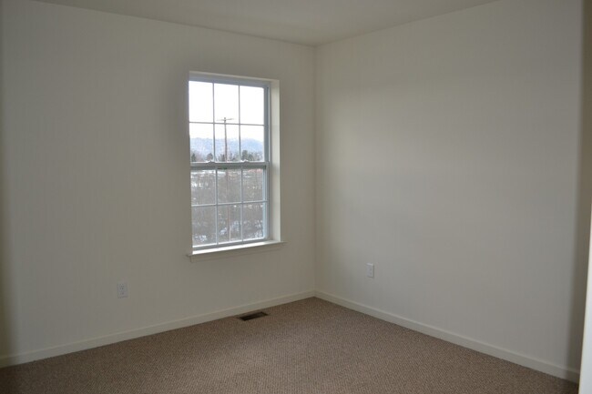 Building Photo - Fantastic Townhome - Pet Friendly (1 pet) with garage and NO MOWING!