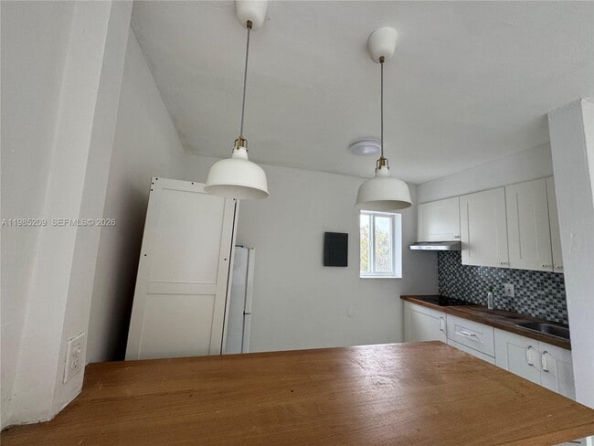 Building Photo - 1700 NW 22nd Ct