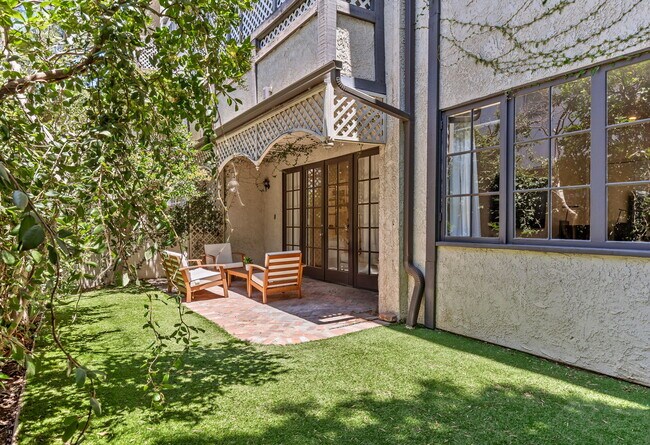Building Photo - 133 S Oakhurst Dr