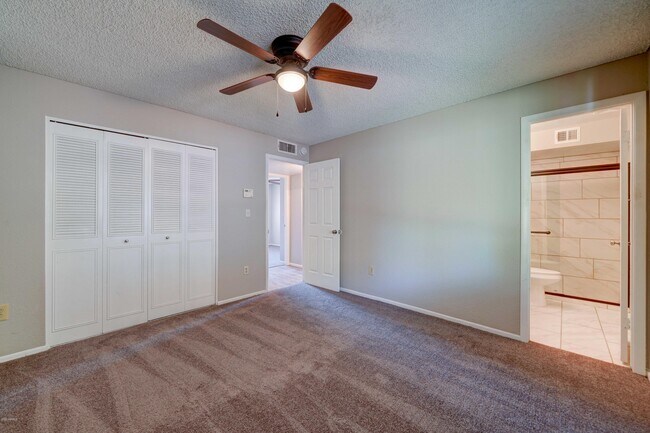 Building Photo - 5945 S Palm Dr