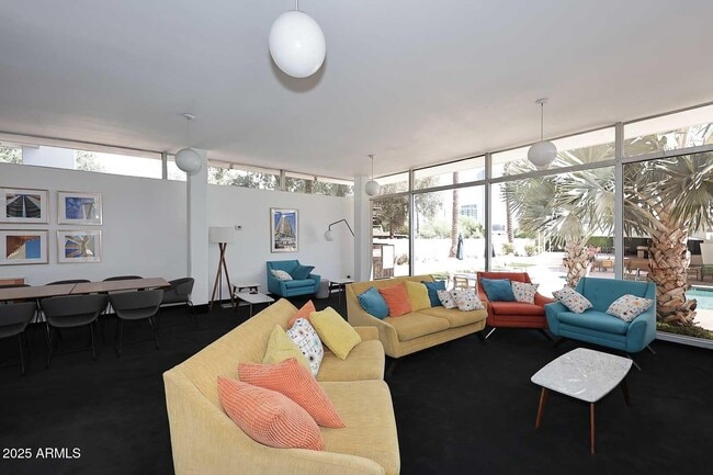 Building Photo - 207 W Clarendon Ave