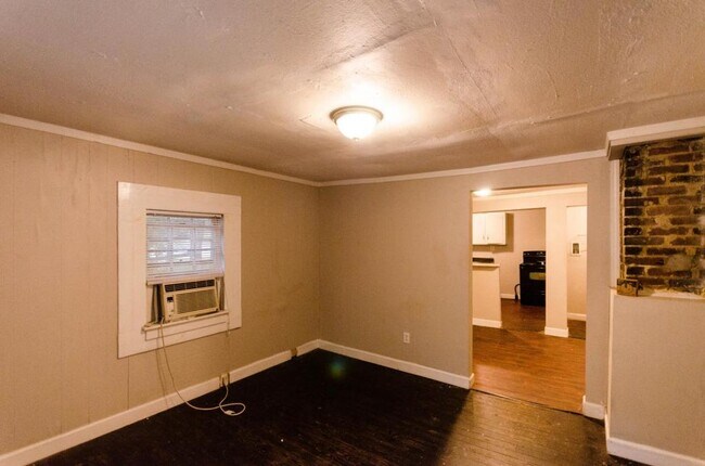 Building Photo - 160 Burney St