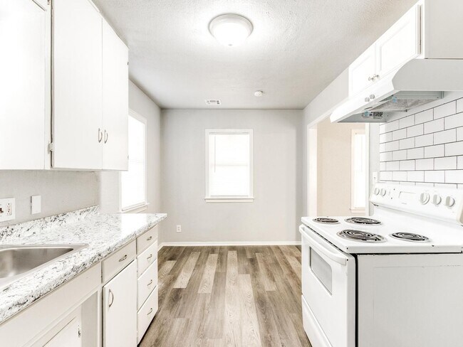 Building Photo - Charming 2 bed 1 bath home with many updates!