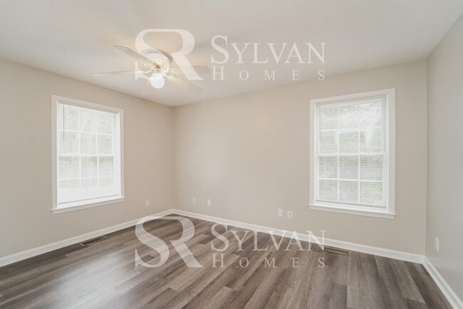 Building Photo - This charming home is move-in ready