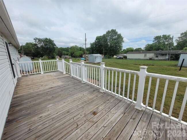 Building Photo - 179 Family Cir