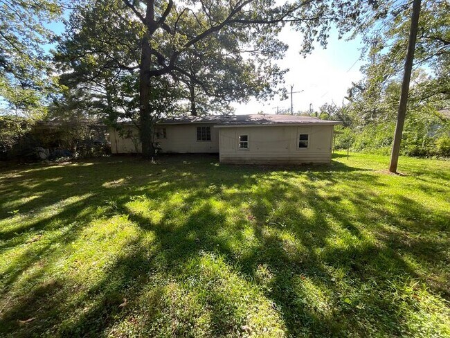 Building Photo - 2862 Oak Forest Dr