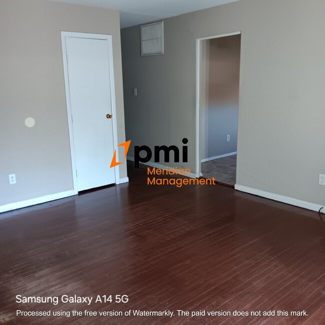 Building Photo - Headline Cozy 2-Bedroom Duplex in the Heart of Indianapolis - Ideal Rental Opportunity!