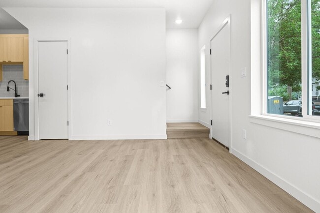 Building Photo - 540 N Blandena St