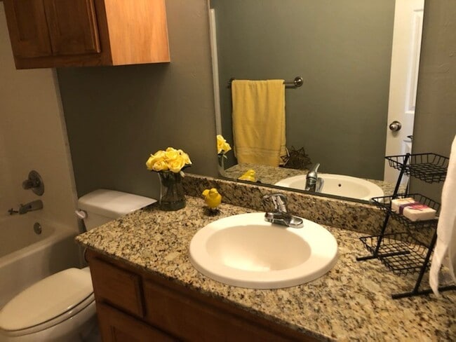 Building Photo - $200 off your move in by May 15th! Located in Edgewood Manor and in Mustang School District!, Nea...