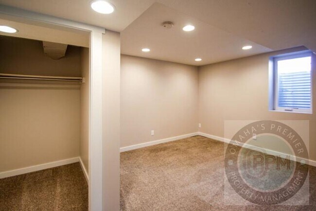 Building Photo - Fully updated 5 bd/ 2 Ba Home