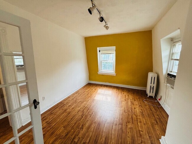 Building Photo - 145 Carpenter Ave