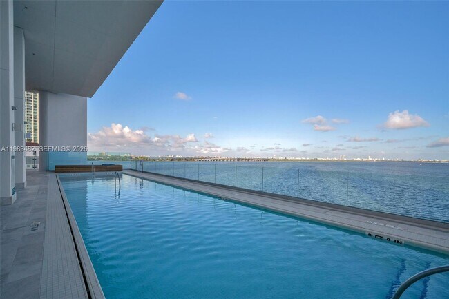 Building Photo - 700 NE 26th Terrace