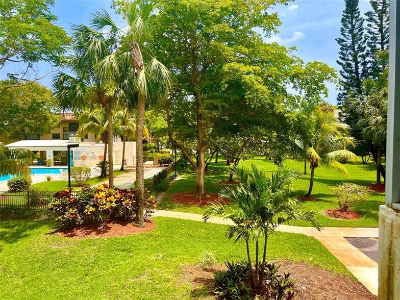 Building Photo - 5155 E Sabal Palm Blvd