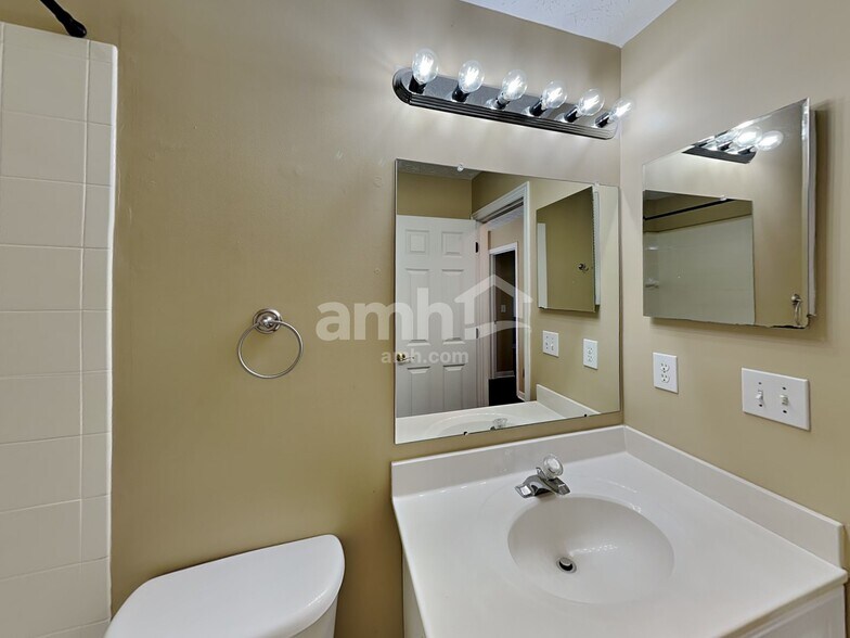 Building Photo - 6500 Morningside Dr