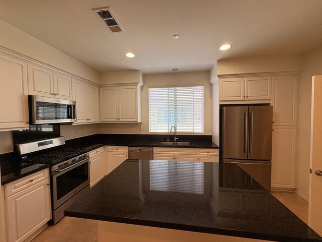 Building Photo - 3 Bed, 4 Bath in Eastvale!