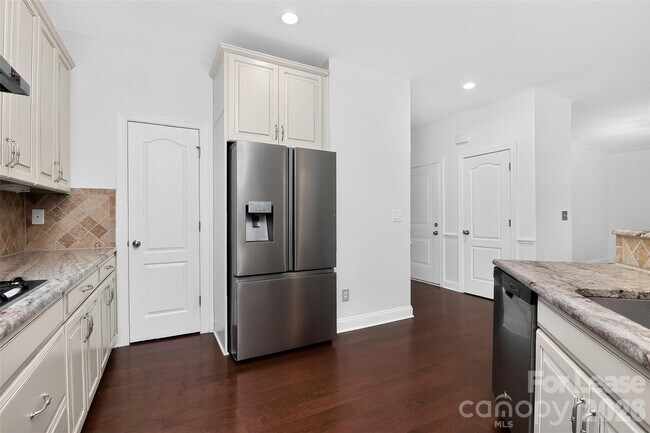 Building Photo - 549 Daventry Ct