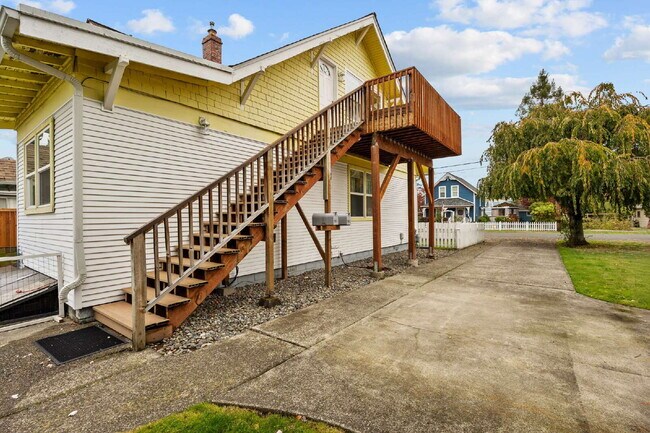 Building Photo - Adorable upper-floor "duplex." 1 brm,  Was...