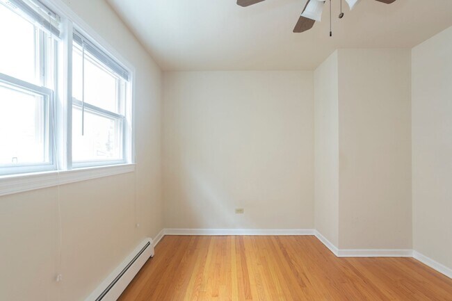 Building Photo - Elston