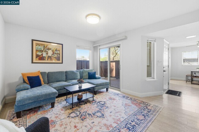 Building Photo - 102 Luna Grande Cir