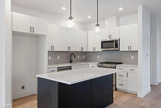 Building Photo - New Construction Townhome in SIsters