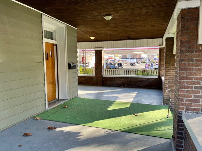 Building Photo - 911 N Center St