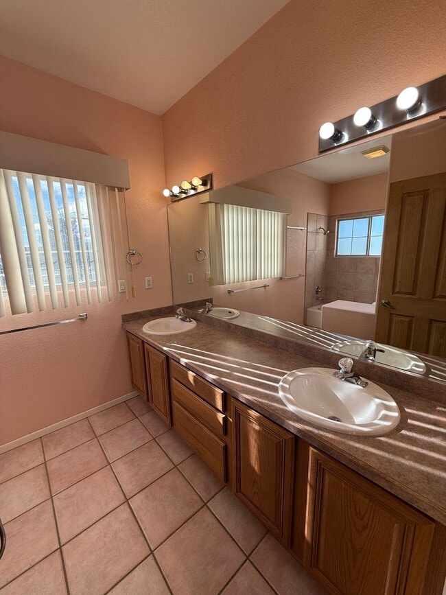 Building Photo - Beautiful 3 Bedroom/2.5 Bathroom Home Located off Roadrunner