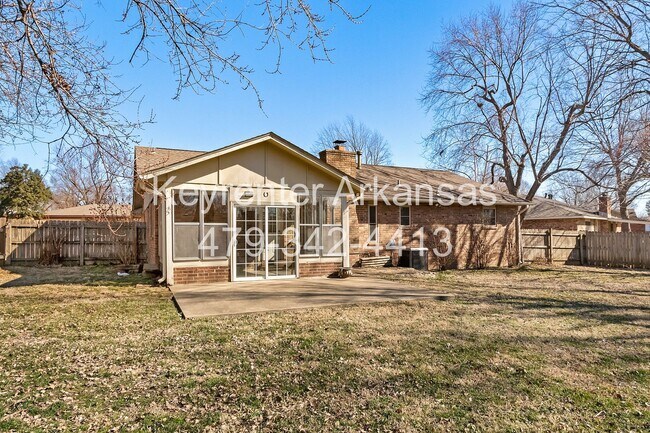 Building Photo - Beautiful Home in Springdale with Sunroom!