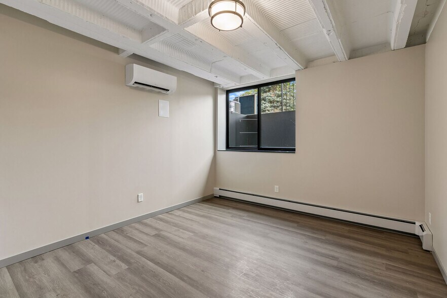 Building Photo - 321 6th St E