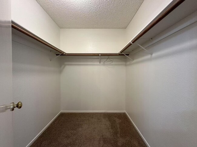 Building Photo - ozy 2-story single-family hom