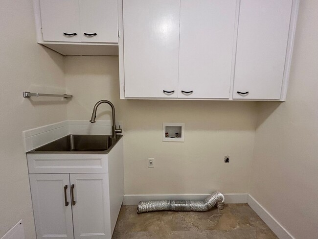 Building Photo - Newly Renovated 3 Bedroom 1 Bathroom Home ...