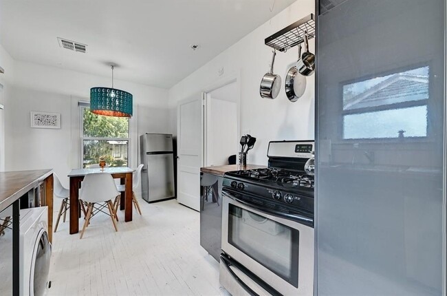 Building Photo - 2943 Higgins St