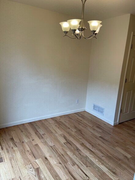Building Photo - 806 Summer Dr