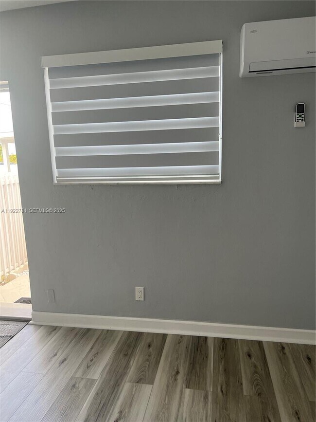 Building Photo - 715 E 49th St