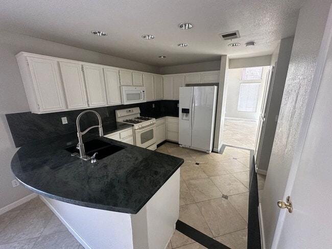 Building Photo - Beautiful 3 Bedroom 2 1/2 Bathrooms 2 Story House! Property Wont Last Long!