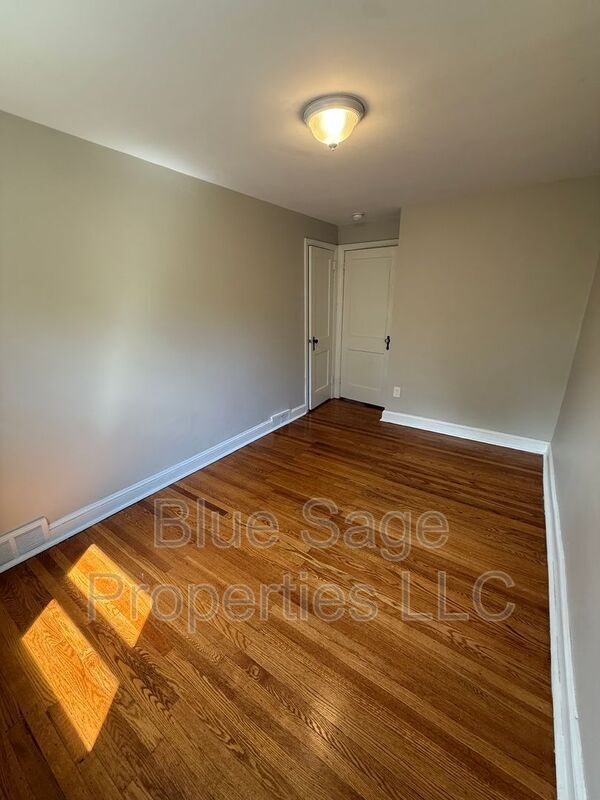 Building Photo - 528 Chester Ave