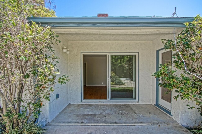 Building Photo - Incredibly Charming & Bright 3BR2BA Home w...