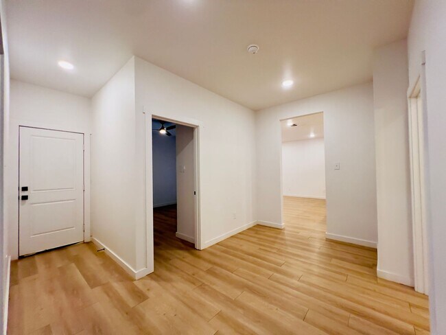 Building Photo - PRE-LEASING FOR JUNE OR JULY! Spacious Townhome in Escondido