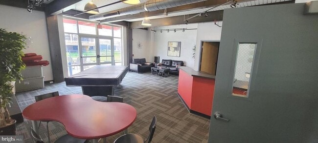 Building Photo - 75 Maple St