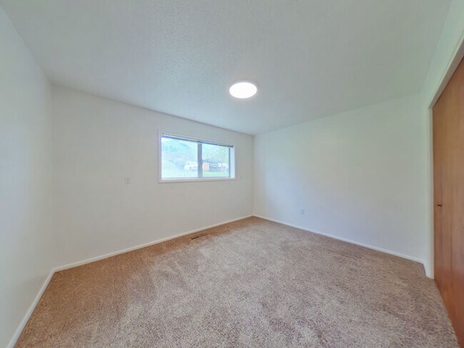 Building Photo - Spacious and charming! Conveniently located 2 bedroom, 1 bathroom