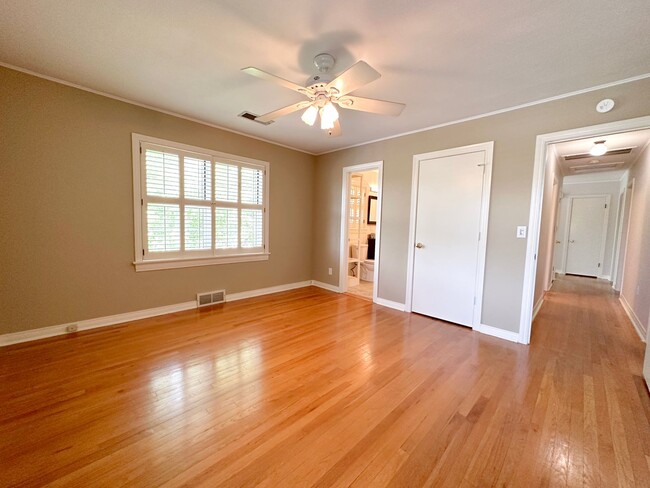 Building Photo - 3 Bedroom House: Walking Distance to Campu...