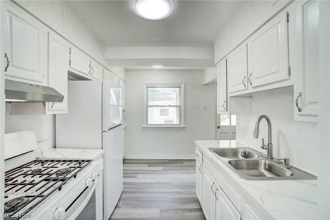 Building Photo - 13117 Wilton Ave