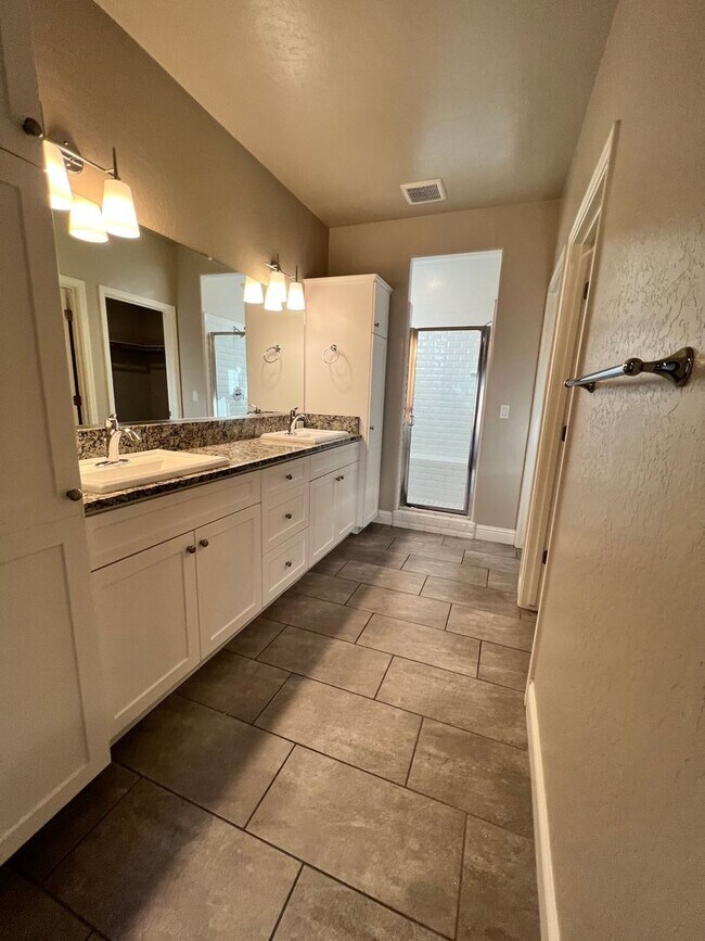 Building Photo - Charming and Elegant Home in Clovis District
