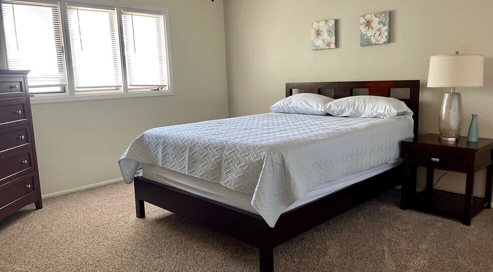 Building Photo - 1420 Sierra Dr NE