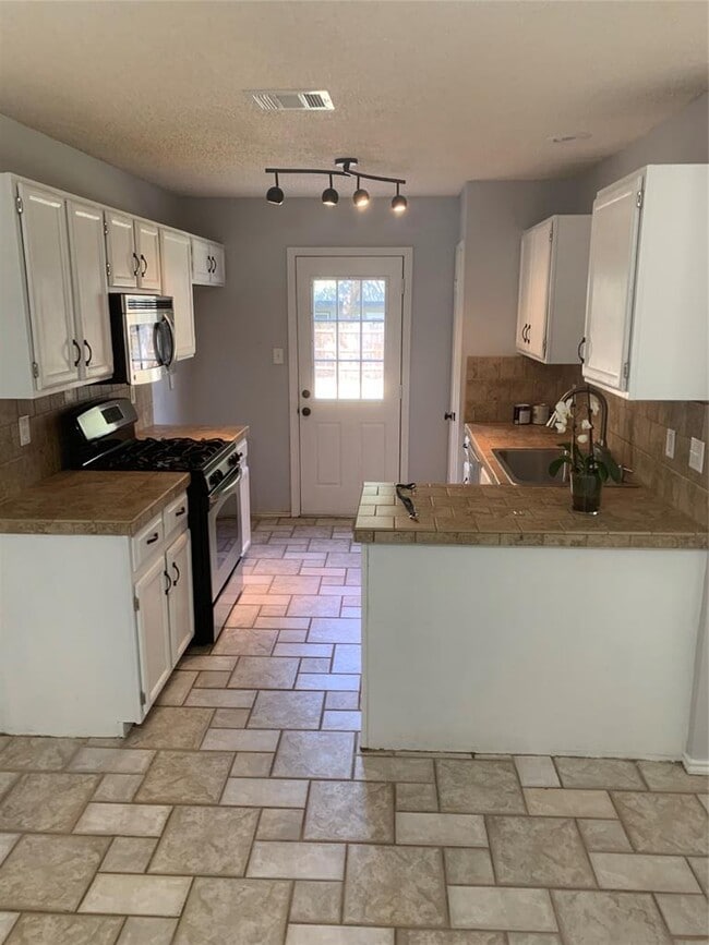 Building Photo - 807 Forest Trail