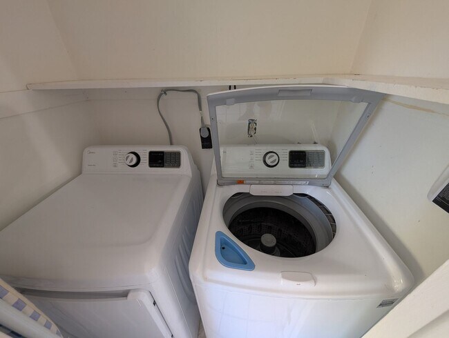 Building Photo - Updated Ground Floor 2/1 **Water/Sewer Included**