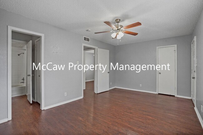 Building Photo - Spacious and Sparkling 2/1 Duplex in Fort ...