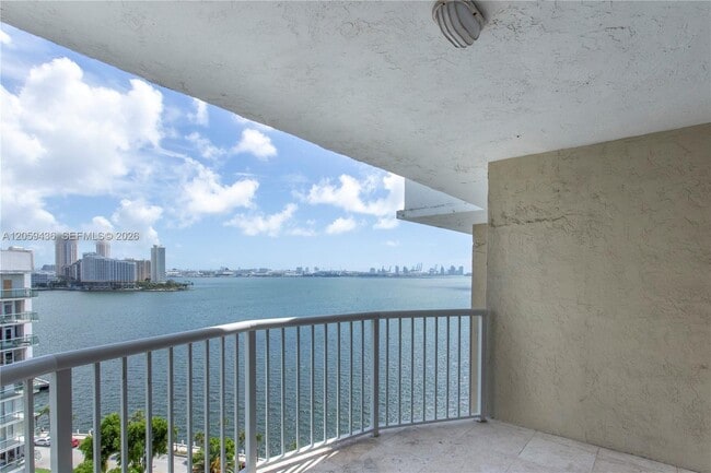 Building Photo - 1420 Brickell Bay Dr