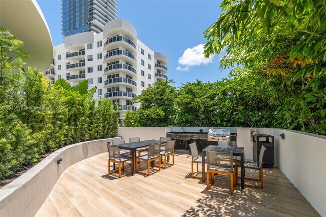 Building Photo - 700 NE 24th St